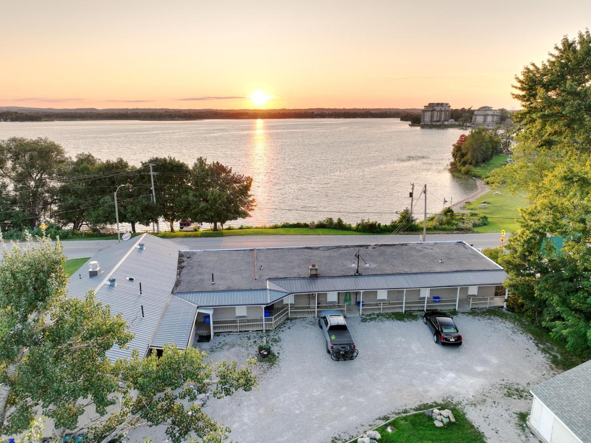 Lakeside Inn オリリア エクステリア 写真